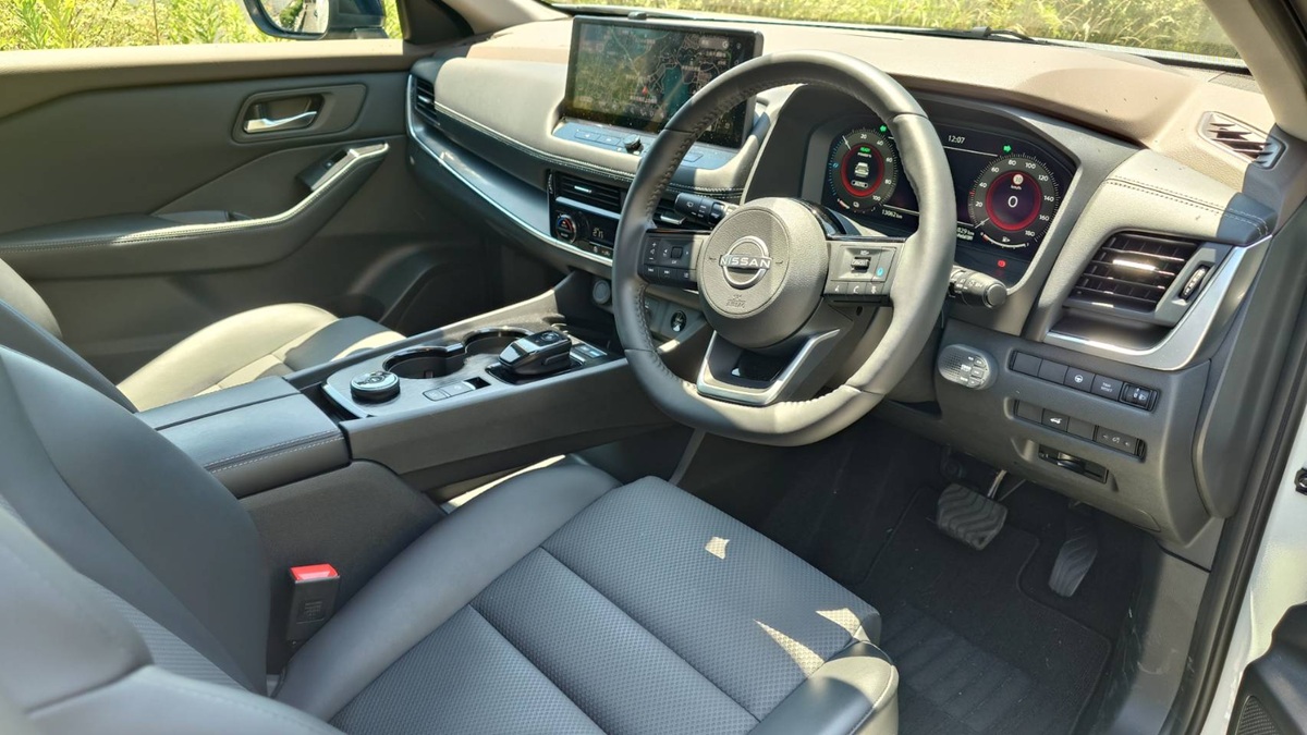 エクストレイル　運転席周り内装