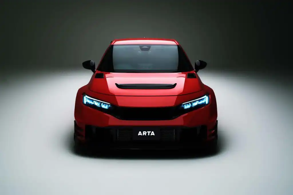 新設計のフロントには、サイドカナード、大型スプリッター、そしてボンネット上の大きなエアアウトレットが組み込まれている。