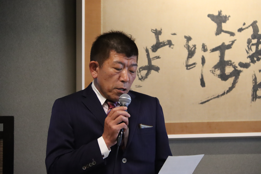冒頭挨拶に立つ亀岡正策理事長
