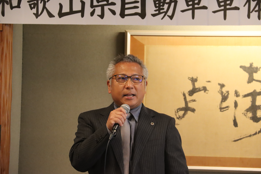 来賓挨拶に立つ奈良県自動車車体整備協同組合・松本礼士郎理事長