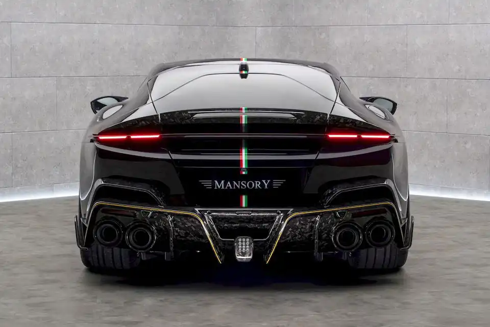 第3ブレーキランプを備えたフルカーボン製スカート