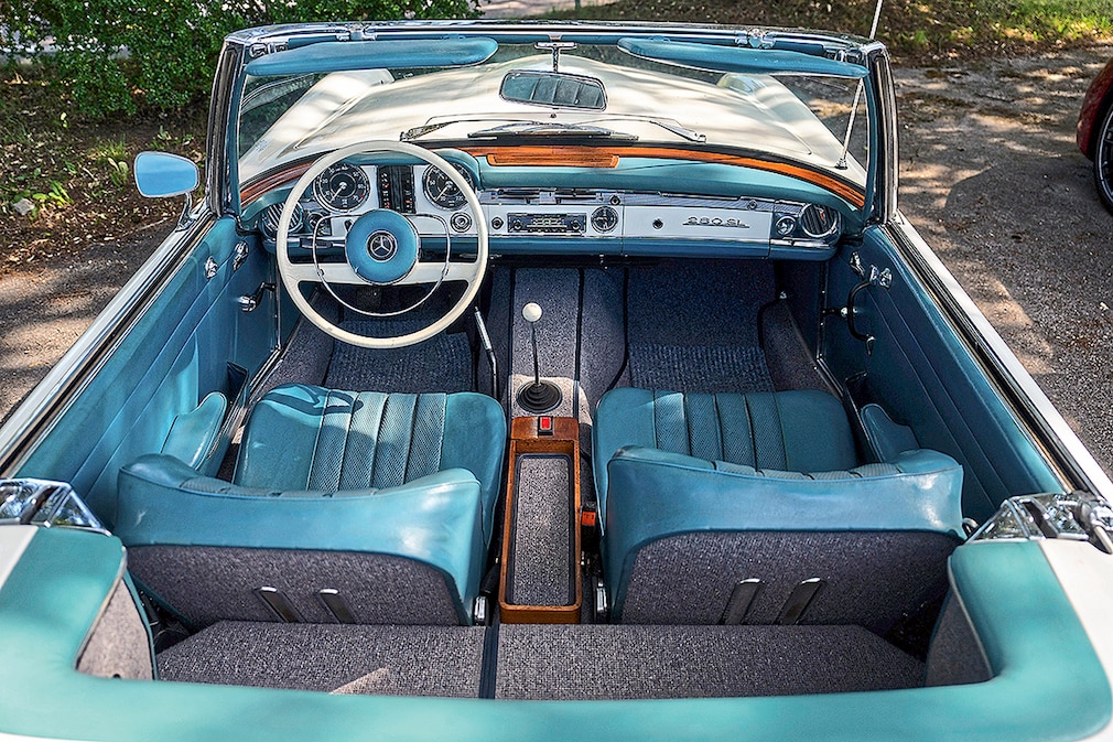 メルセデス 230SL（W113）とメルセデスAMG SL63（R232） 約60年