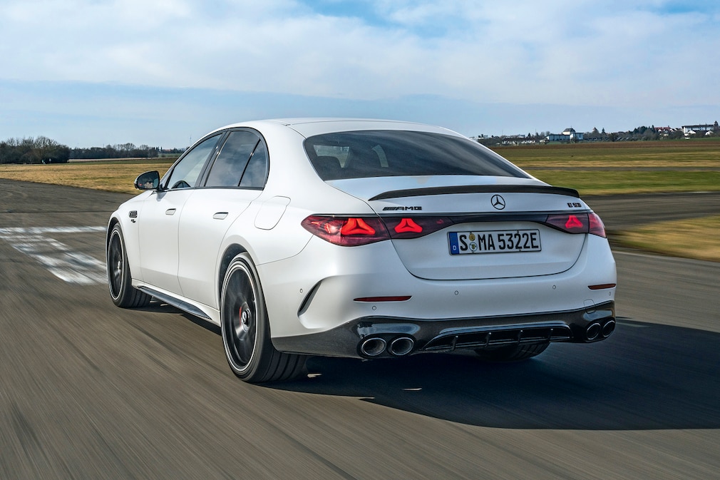 メルセデスＡＭＧ　Ｅ　53　リア左後方からの写真