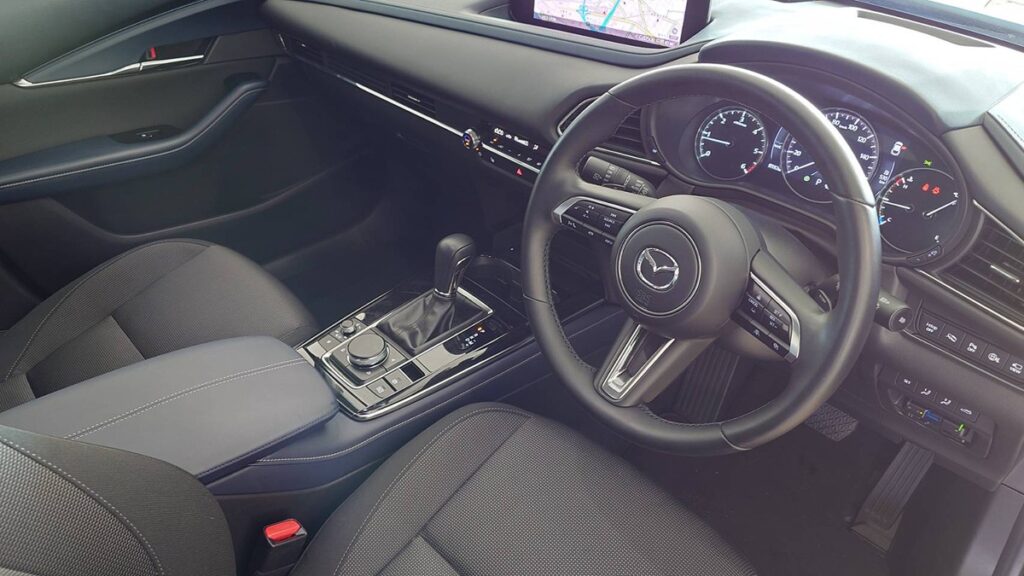 マツダCX-30　運転席周り内装