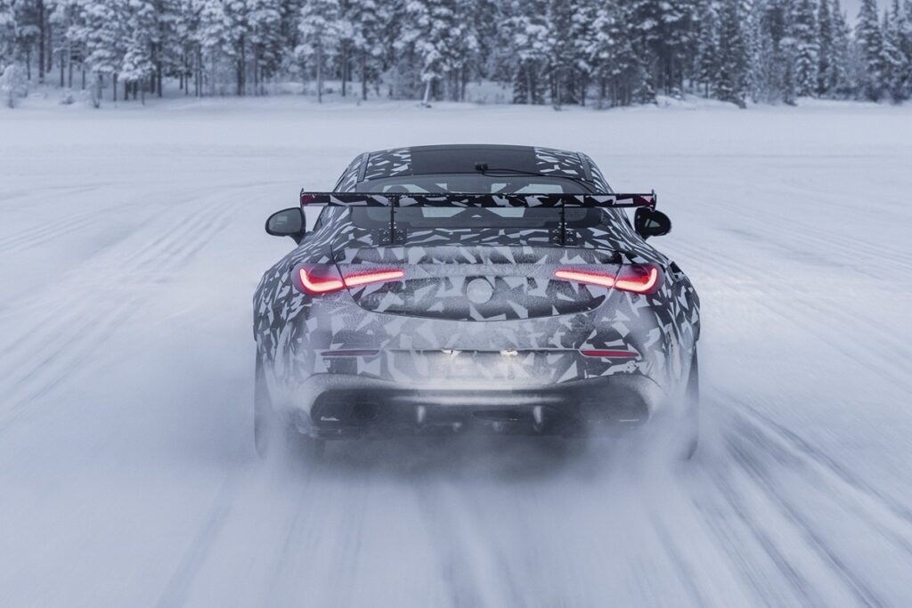 雪原を走行している車の様子を車体後方から見た様子