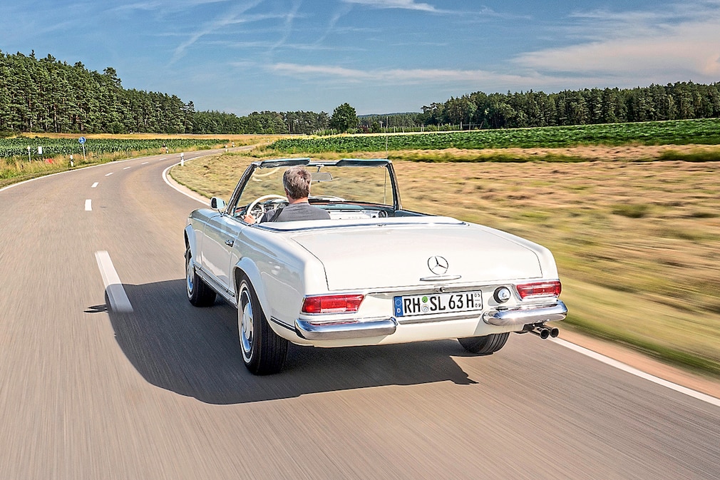 メルセデス 230SL（W113）とメルセデスAMG SL63（R232） 約60年の