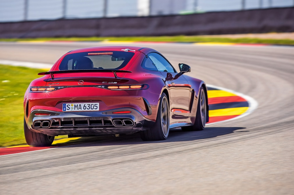 Mercedes_AMG_GT_63　走行中、左後方からの写真