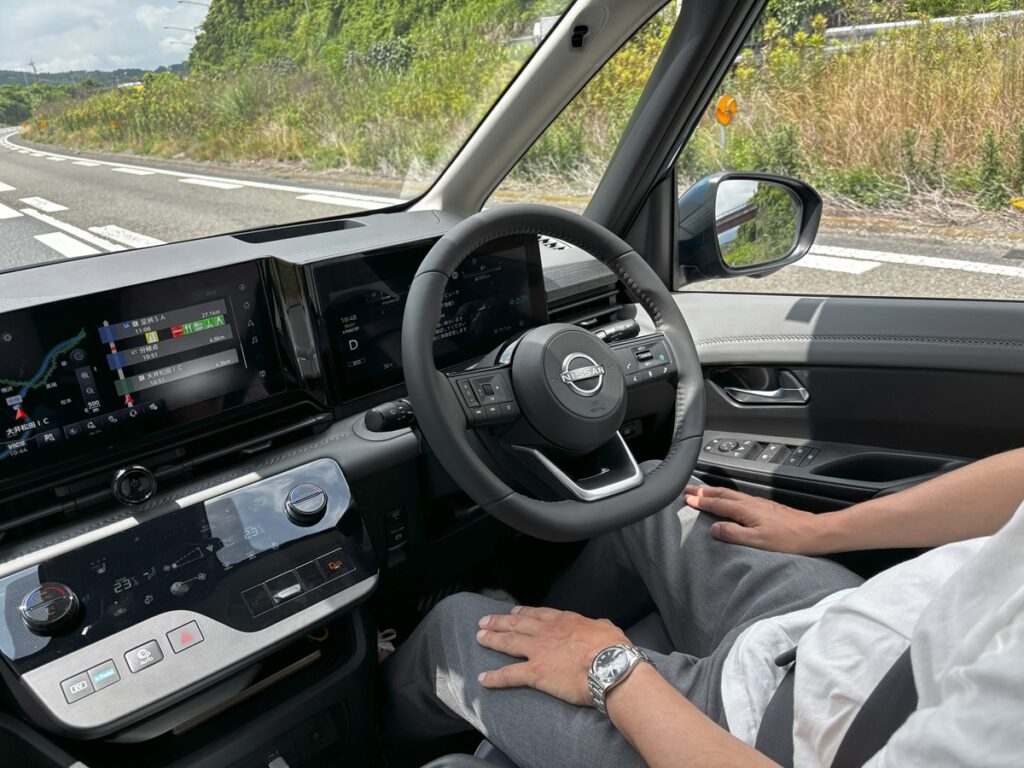 セレナ運転席画像