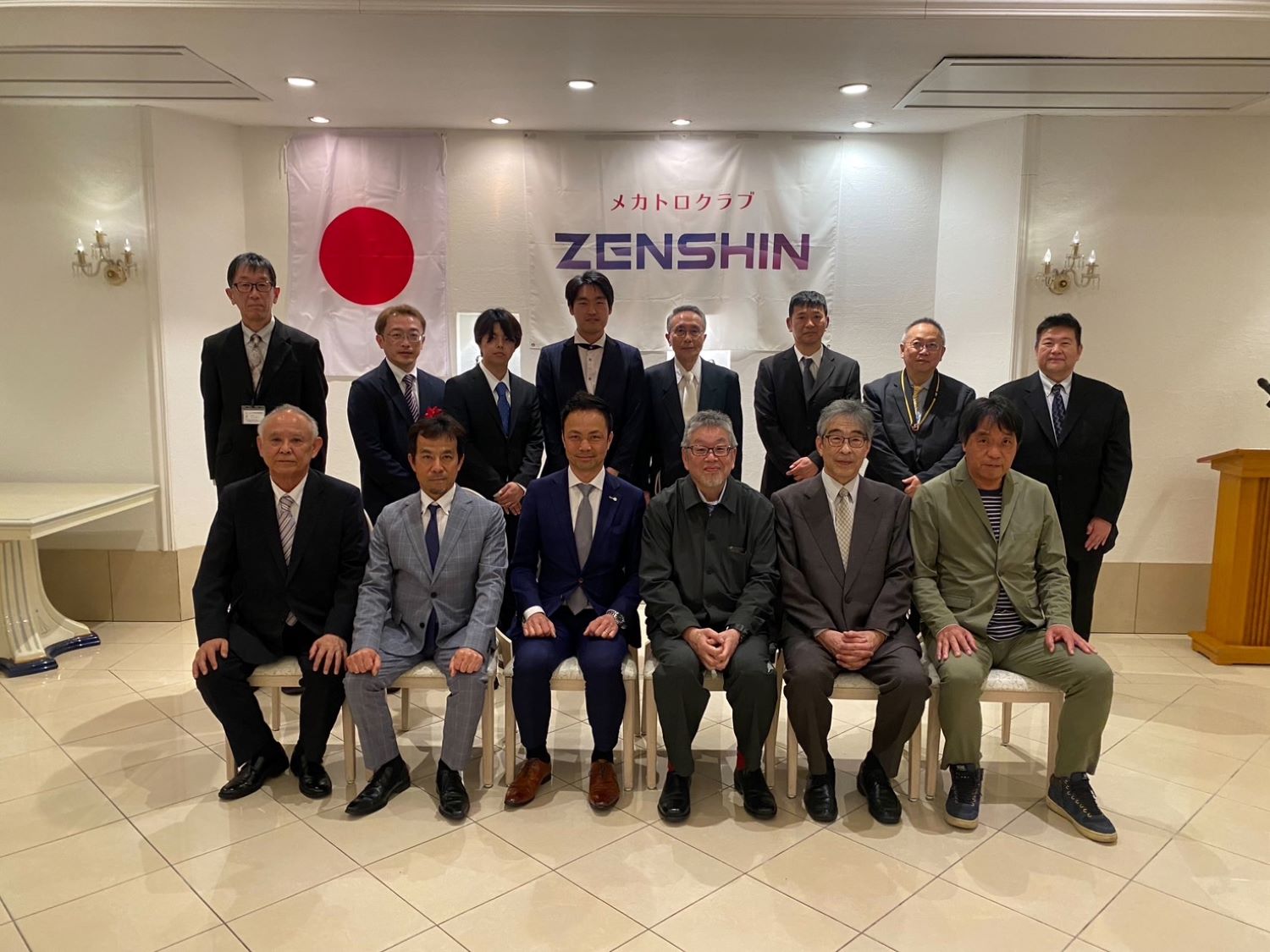 中原智会長（前列左から3人目）、浅田純一副会長（前列右から2人目）と会員事業者