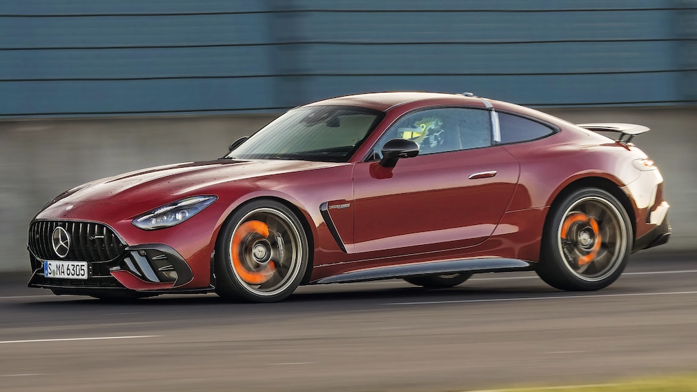 Mercedes_AMG_GT_63　走行中の左側からの写真