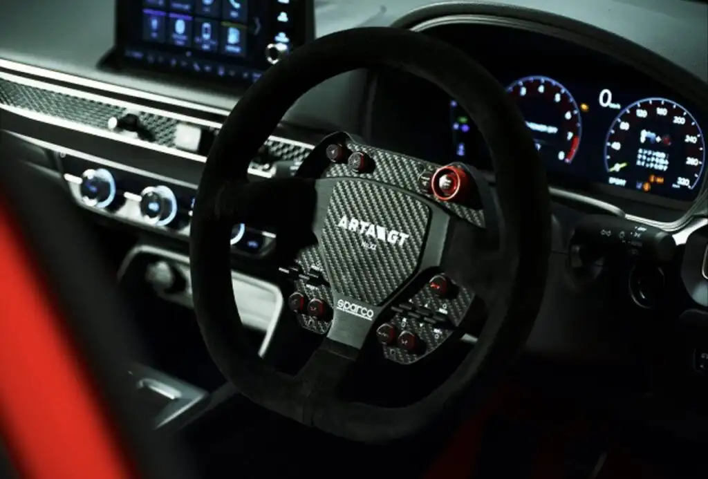 GTマシンを想起させるステアリングホイール。インテリアにもモータースポーツの雰囲気が持ち込まれている。