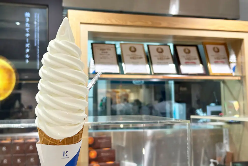 入手困難　3kg 乳白色の鍾乳石　青メノウ台付　　岡山県新見市産 入手困難 3kg 乳白色の鍾乳石 青メノウ台付 岡山県新見市産