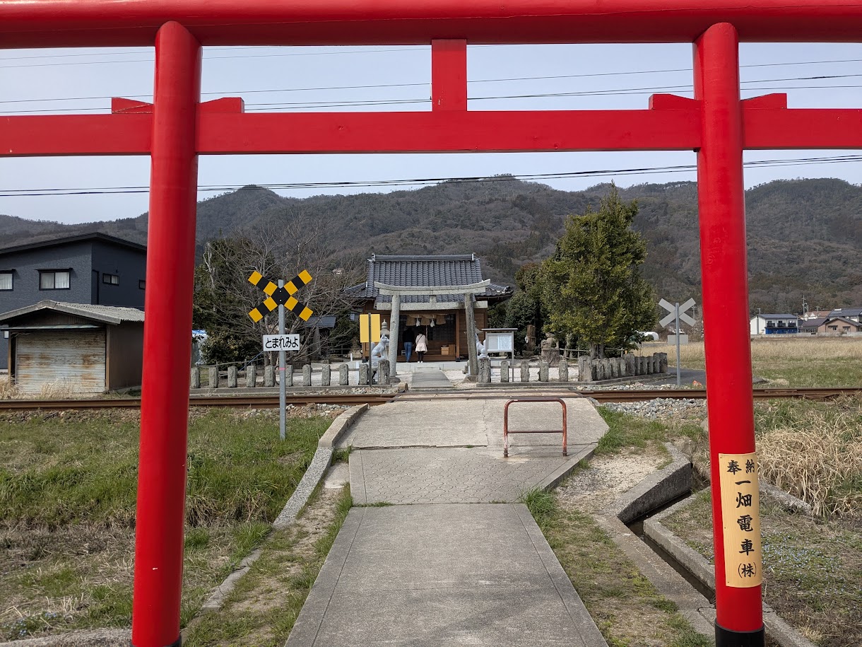 参道に電車】日本に20数社しかない「稲生」神社の粟津稲生神社ってなに！？