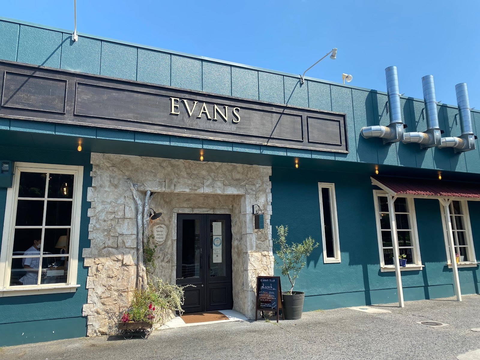 Evans シックな水色扉を開けたらそこは 暖かな陽光差し込むアットホームなイタリアンレストラン カフェ 優しさに溢れた絶品イタリアンを楽しみたいなら Evans へ