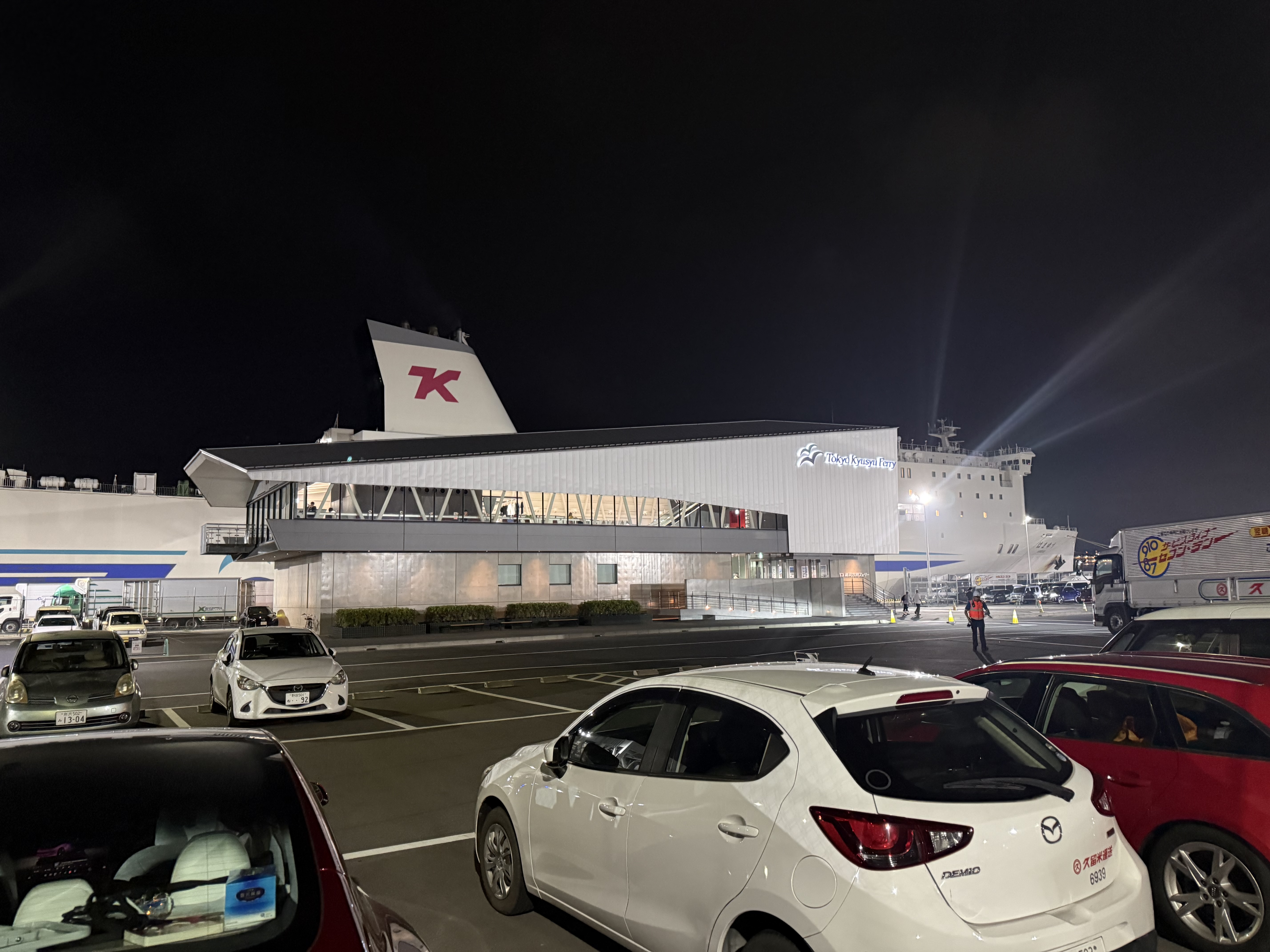 夜の東京九州フェリー横須賀ターミナル
