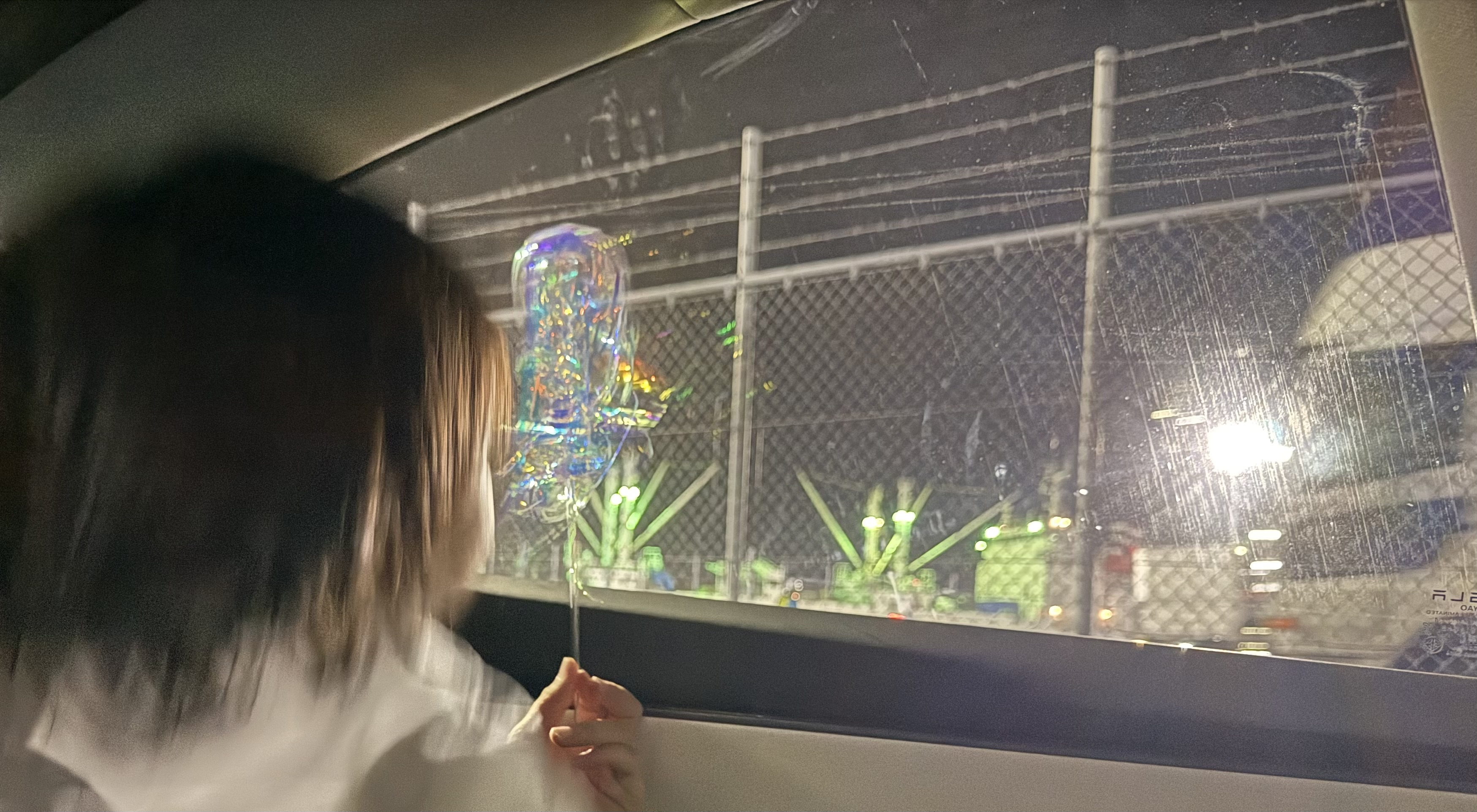 乗船を待つ車の中から見た、荷役作業の照明