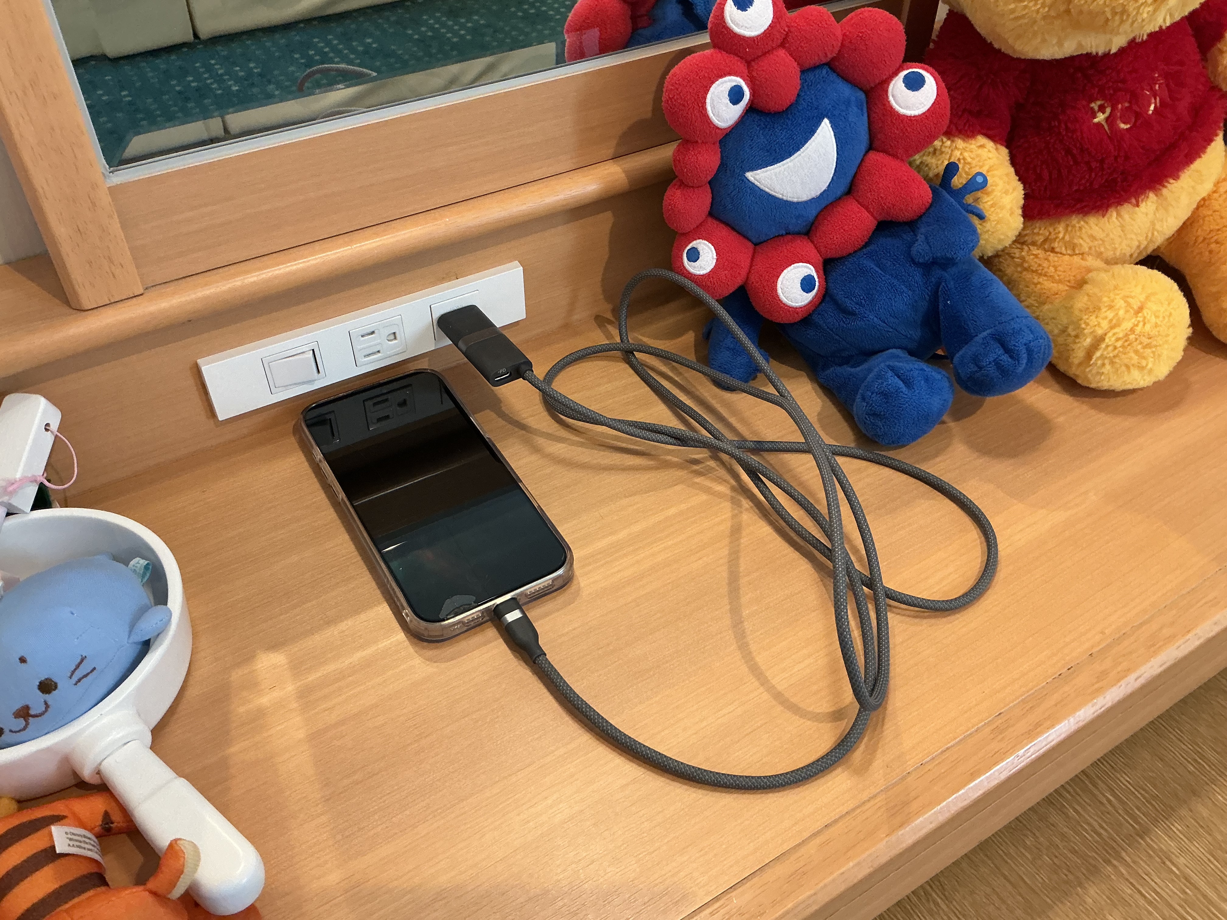 客室のテレビにiPhoneの画面をHDMIで出力している様子