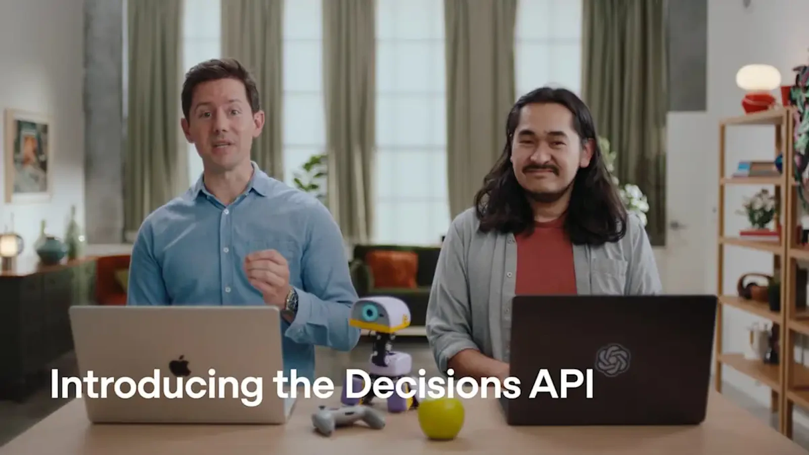 Decisions APIの公式紹介動画。登壇者、ノートPC、小型ロボットが写る。
