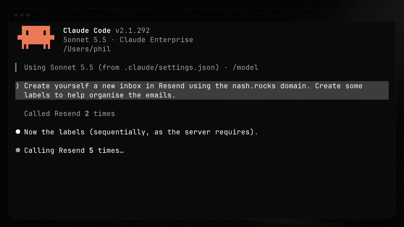 Resendの公式デモ動画より(00:04)。Claude Codeから受信箱の作成とラベル整理を進める例。
