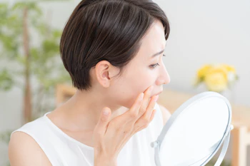 【レチノールでシミを消すには？】美肌効果を高める美容皮膚科の治療法を解説