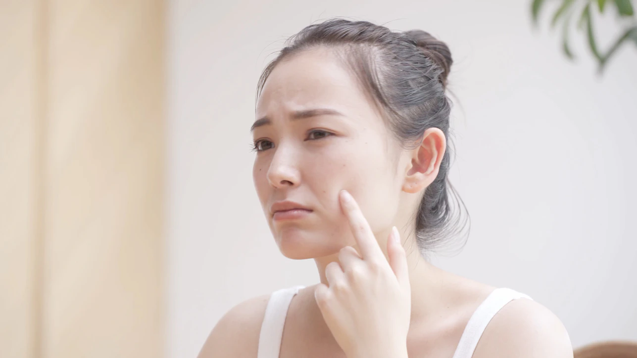 顔にできるシミの原因と治療方法