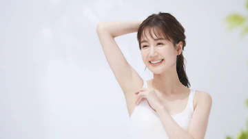 ワキをみせる女性