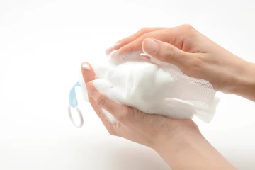 洗顔料を両手で泡立て