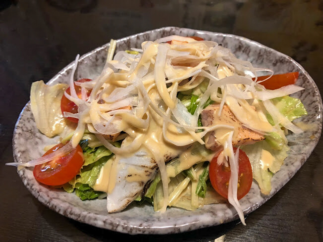 画像：炙りサーモンと鯛のサラダ