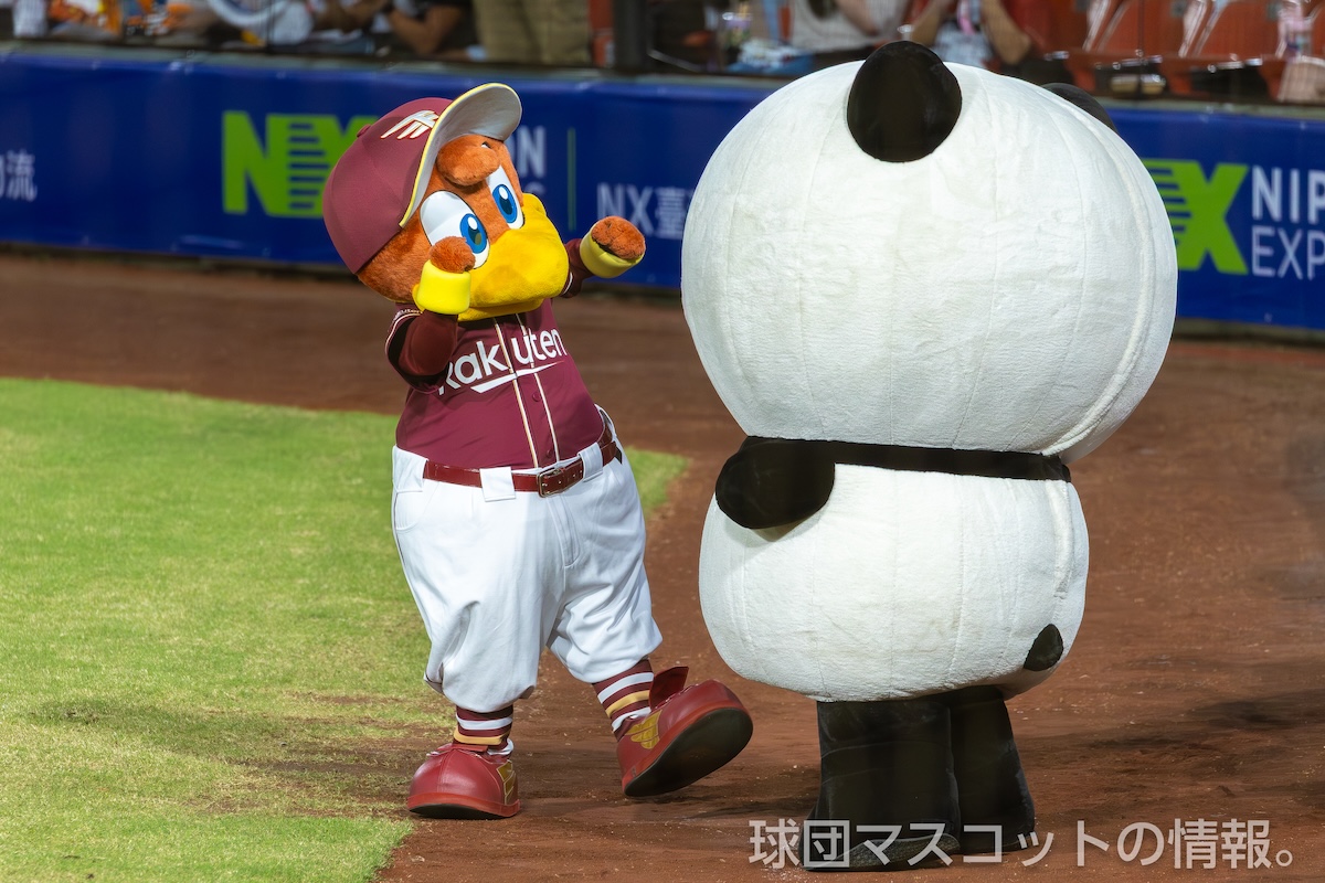 お買いものパンダに応援を促すポーズをとるクラッチくん