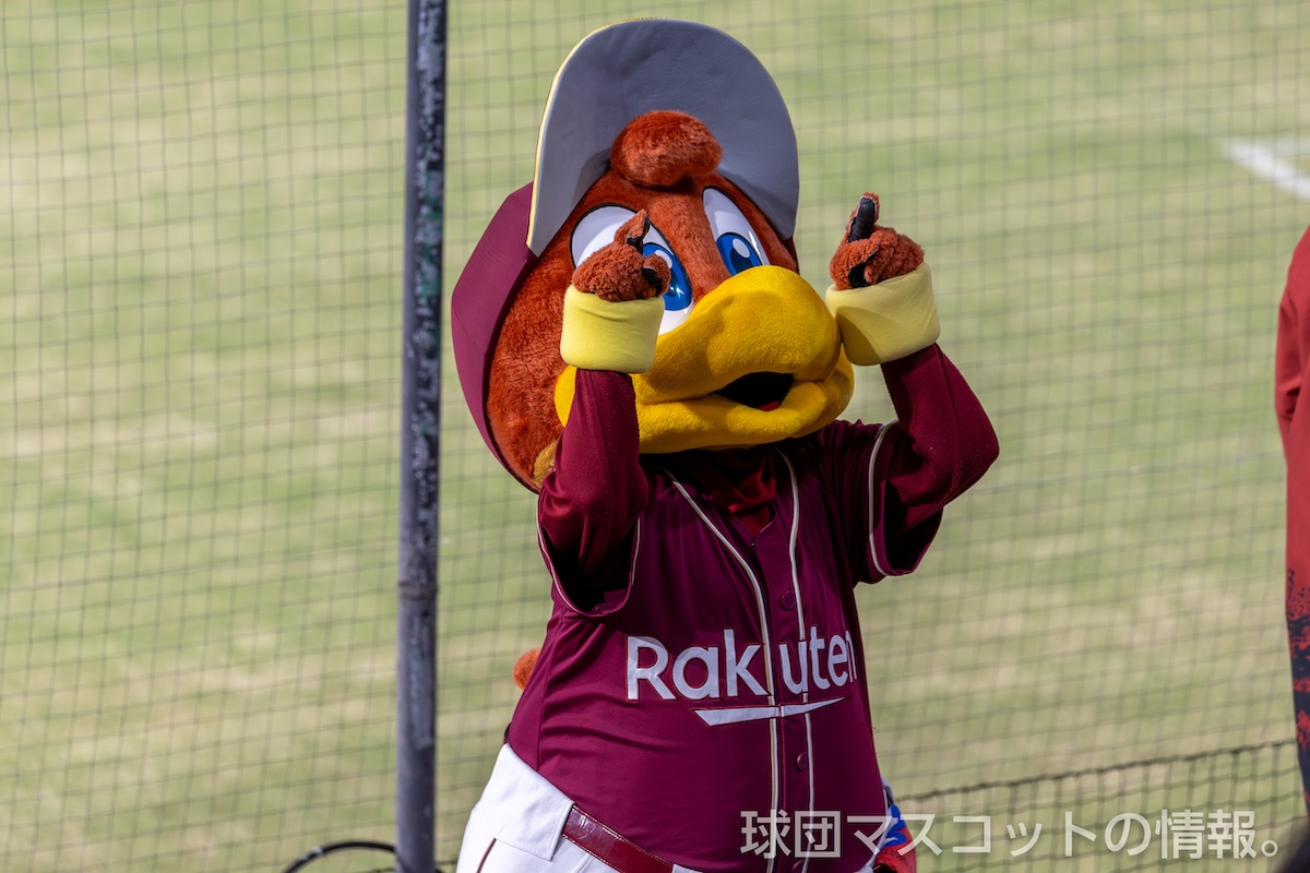 見つけたグッズにポーズをとるクラッチくん