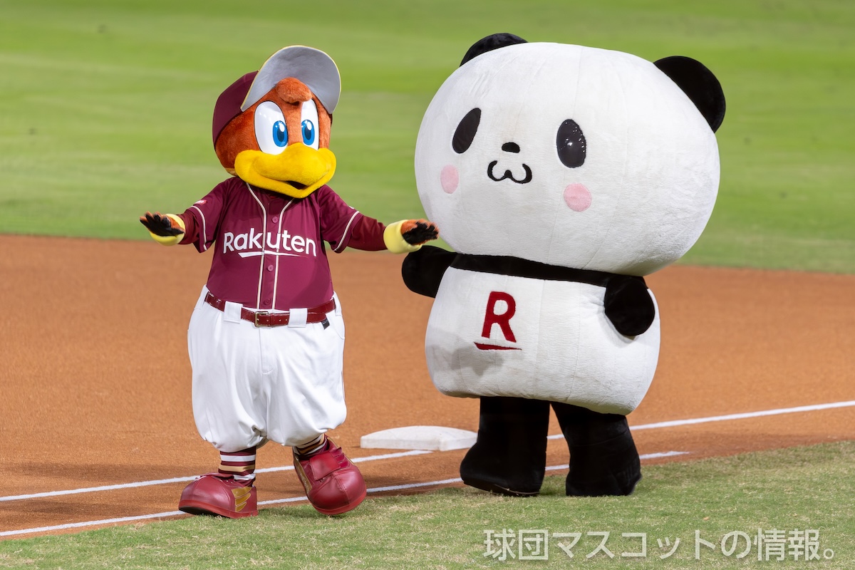 選手の整列を待つクラッチくんとお買いものパンダ