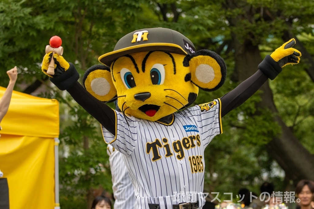 けん玉を成功させた両手を挙げる阪神タイガースのマスコット・トラッキーさん