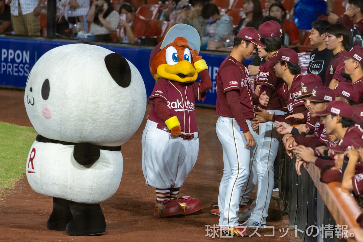 楽天イーグルスの選手たちと談笑するクラッチくん