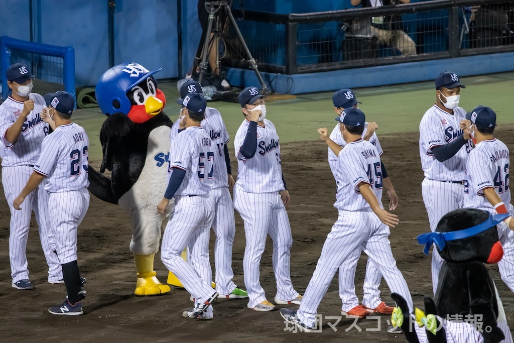 つば九郎が参加する試合後の選手のハイタッチ