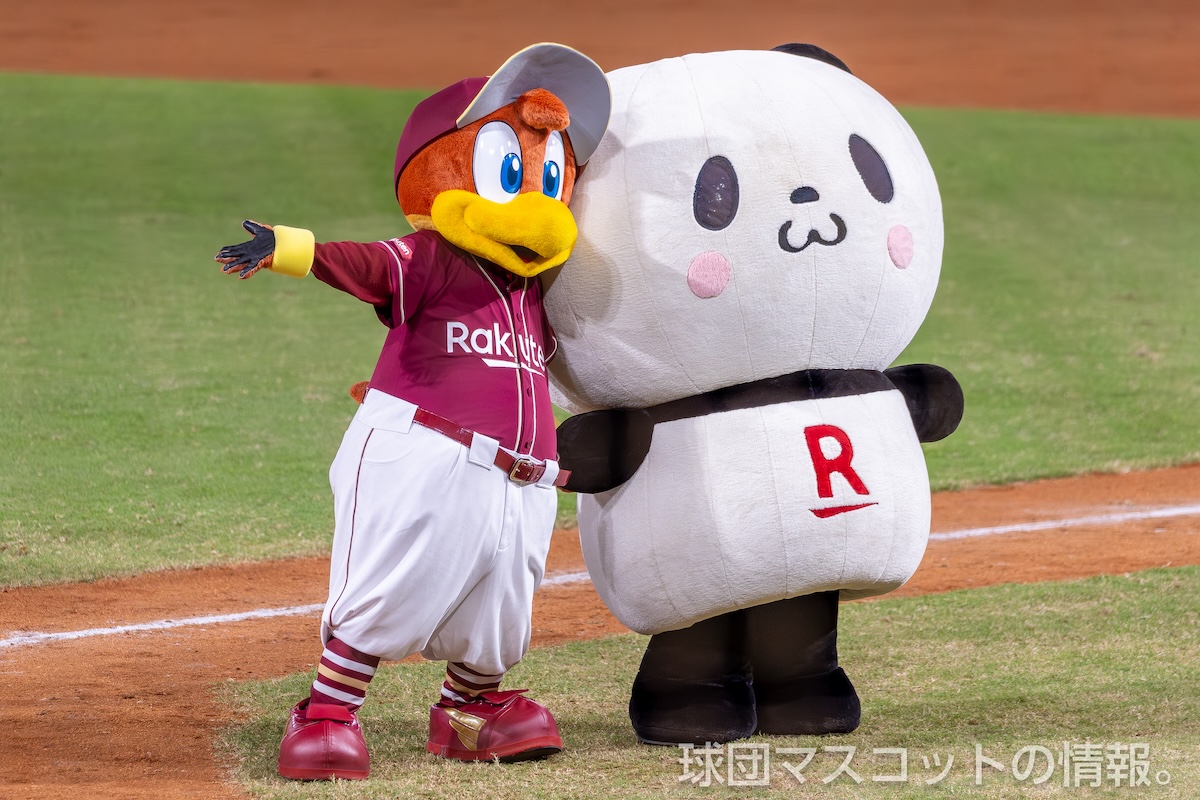 お買いものパンダと肩を組むクラッチくん