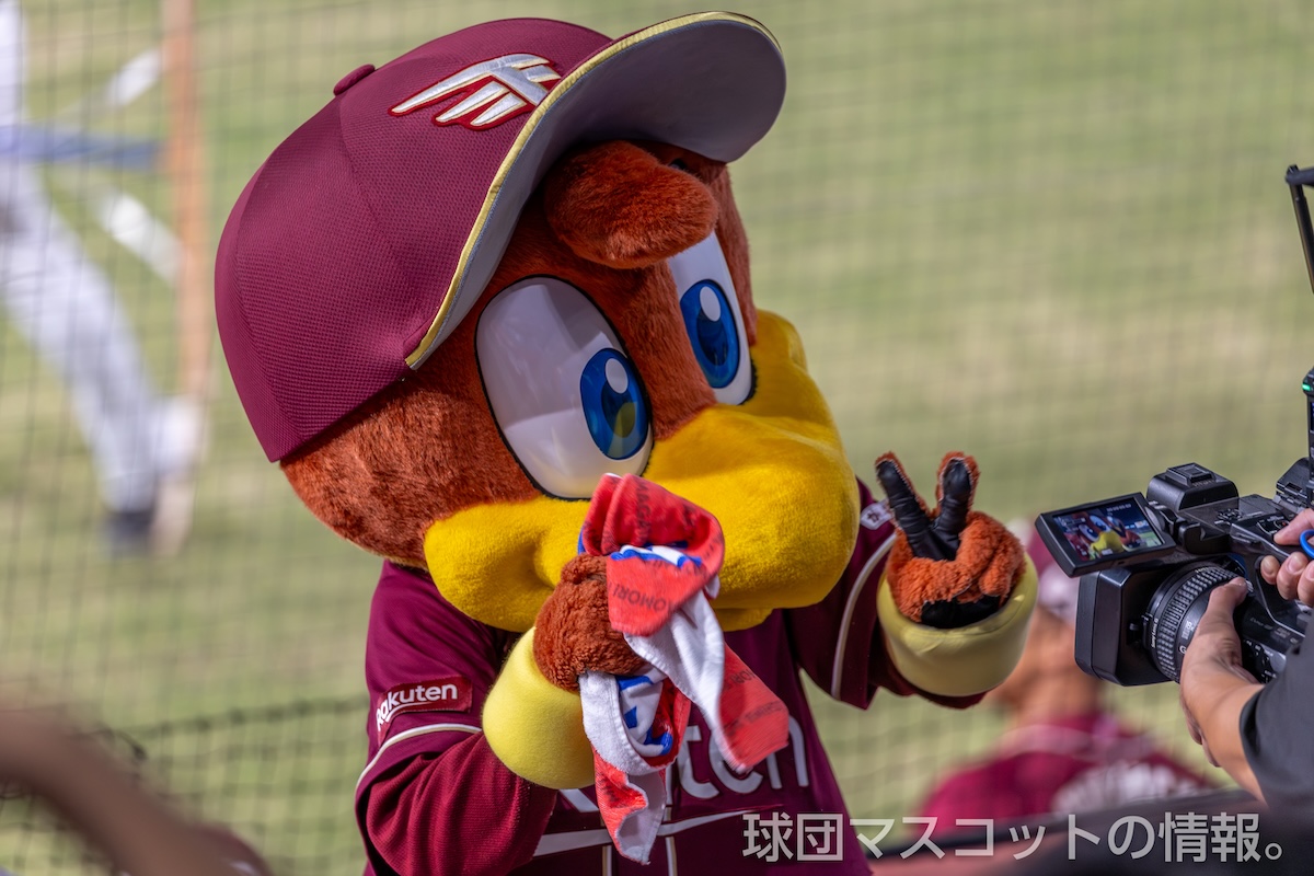 TVカメラにポーズをとるクラッチくん