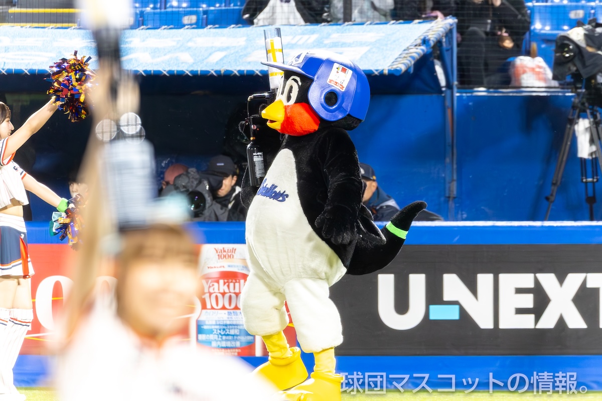 ヤクルト「つば九郎」1年半ぶりの神宮登場