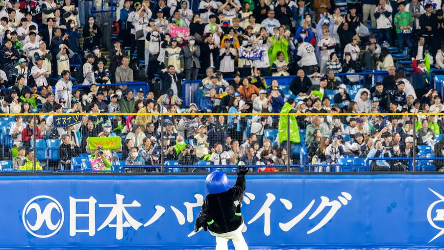 ヤクルト「つば九郎」1年半ぶりの神宮登場