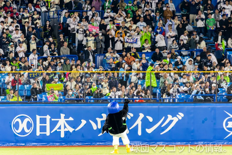ヤクルト「つば九郎」1年半ぶりの神宮登場