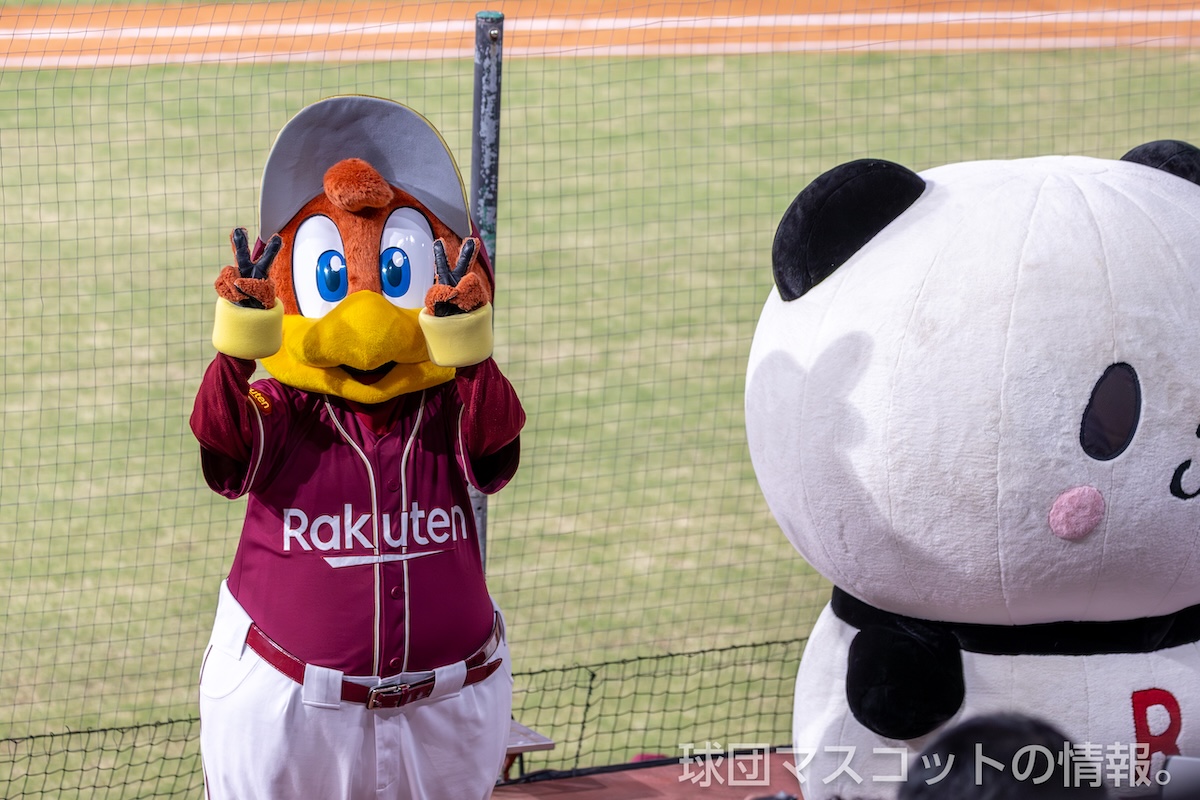 カメラにピースをするクラッチくん