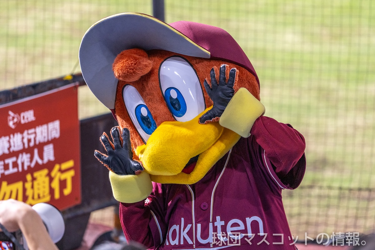 現地のファンにポーズをとるクラッチくん