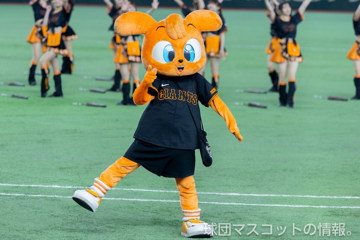 ブラックユニフォームを着て踊るキッズジャビットおとこのこ