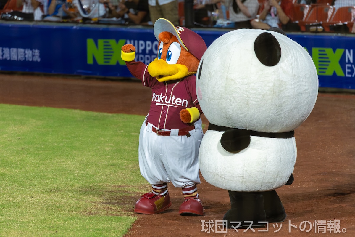 お買いものパンダと応援するクラッチくん