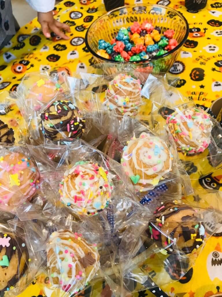 ハロウィンのポップケーキとポップコーン