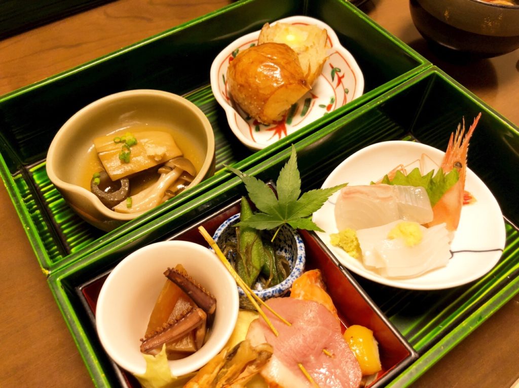 お弁当を開封した様子