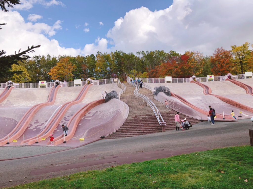 滝野すずらん公園溶岩滑り台全景