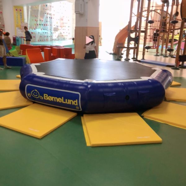 ボーネルンドの大型トランポリン