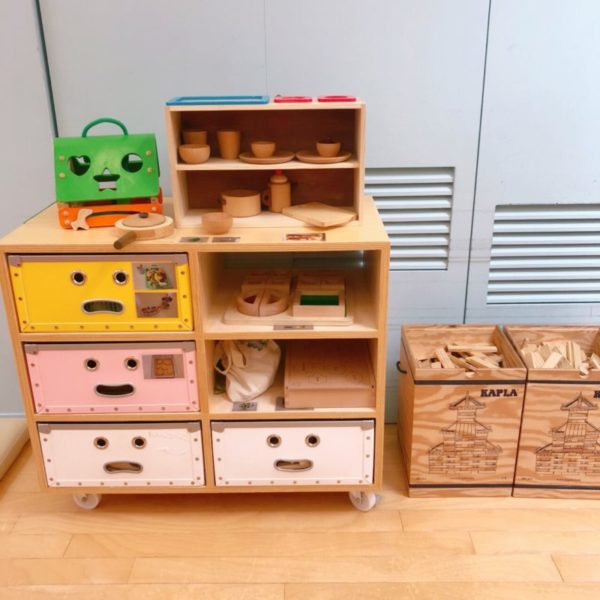おままごとやカプラなどキッズスペースの木製おもちゃ