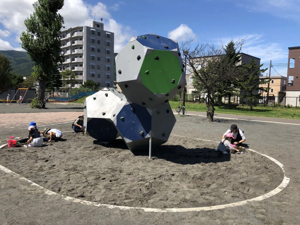 発寒西公園のボルダリングもできる遊具