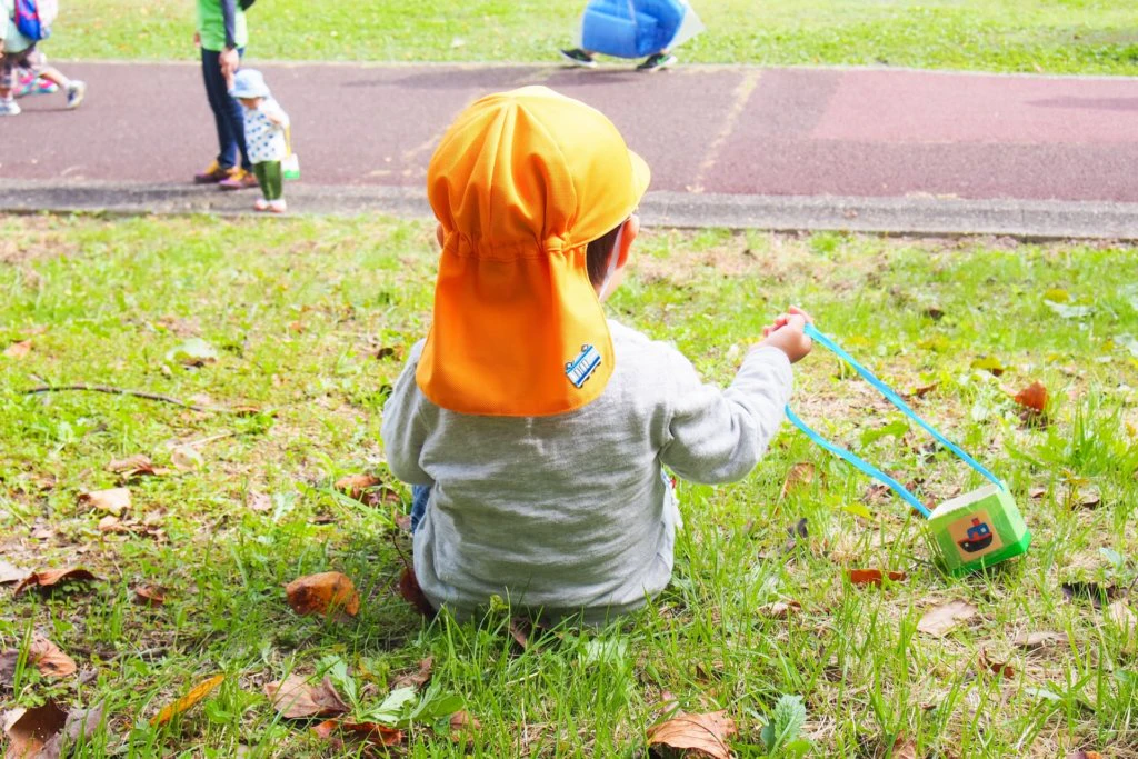カラー帽子をかぶる幼児
